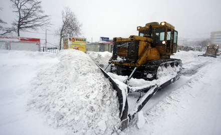 鏟車在清理俄羅斯道路上的積雪。