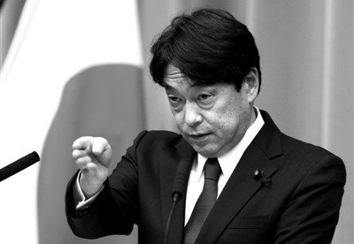 12月27日，日本新任防衛(wèi)大臣小野寺五典在東京舉行的記者會上回答記者提問。