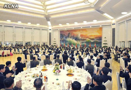 朝鮮勞動(dòng)黨中央委員會(huì)30日舉行盛大宴會(huì)，祝賀成功發(fā)射“光明星3號”二期衛(wèi)星。
