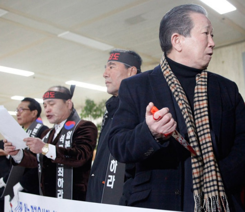 韓國反日活動人士金昌根在機場出口處切腹自殺抗議額賀一行訪韓。