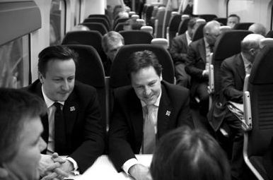　2012年1月9日，英國首相卡梅倫(左)與副首相克萊格(右)乘火車前去參加會議。
