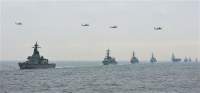 2012年10月14日，日本海上自衛(wèi)隊(duì)舉行閱艦式。2013年，日本自衛(wèi)隊(duì)時(shí)隔11年首增防衛(wèi)預(yù)算。資料圖片