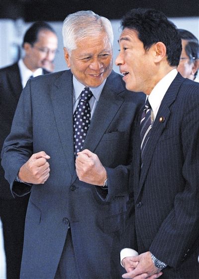 10日，馬尼拉，正在菲律賓訪問的日本外相岸田文雄（右）與菲外長羅薩里奧交談。