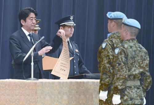 20日，日本首相安倍晉三向回國(guó)的戈蘭高地維和自衛(wèi)隊(duì)遞交政府獎(jiǎng)狀。安倍在儀式上稱(chēng)，近年“日本周邊的安全保障環(huán)境更加嚴(yán)峻”，為此將修改《防衛(wèi)計(jì)劃大綱》，進(jìn)一步加強(qiáng)日美同盟。