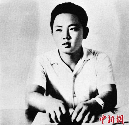 圖為朝鮮已故最高領(lǐng)導(dǎo)人金正日于1963年10月拍攝的大學(xué)時(shí)期照片。
