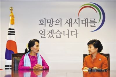 29日，首爾，韓國(guó)候任總統(tǒng)樸槿惠與來(lái)訪的昂山素季會(huì)面。