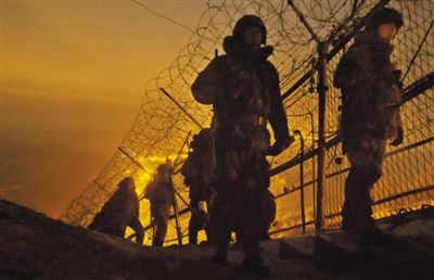 2012年12月26日，新年將至，韓國陸軍28師官兵在軍事分界線附近巡邏。