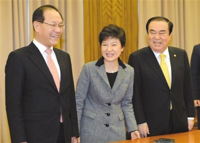 協(xié)商 2月7日，樸槿惠（中）在國(guó)會(huì)同新國(guó)家黨黨首黃祐呂（左）、民主統(tǒng)合黨非常對(duì)策委員會(huì)委員長(zhǎng)文喜相舉行會(huì)談。
