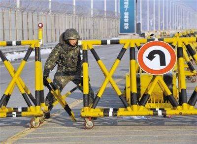 2月13日，朝韓邊境，韓國(guó)方面在通往朝鮮金剛山工業(yè)園區(qū)的韓國(guó)道路上設(shè)置路障。