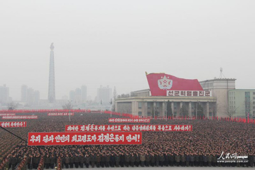 2013年2月14日，朝鮮在首都平壤的金日成廣場舉行了超過10萬人參加的平壤市軍民聯(lián)歡大會，慶祝第三次地下核試驗成功。攝影：人民網(wǎng)記者 王莉