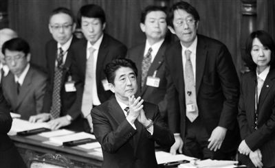 2月28日，日本首相安倍晉三（中）在國(guó)會(huì)鼓掌。他當(dāng)天說(shuō)，希望與中韓重新交好。
