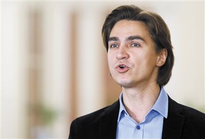 被潑硫酸的菲林現(xiàn)年42歲，是俄羅斯知名芭蕾舞演員。