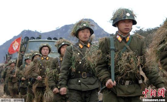 當(dāng)?shù)貢r(shí)間3月11日，朝鮮《勞動(dòng)新聞》刊登大量朝鮮士兵緊張訓(xùn)練的圖片，反制韓美兩國(guó)于當(dāng)天啟動(dòng)的代號(hào)為“關(guān)鍵決斷”的聯(lián)合軍演，振奮朝鮮國(guó)內(nèi)士氣。
