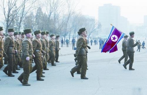16日，一隊朝鮮士兵走過平壤街頭。