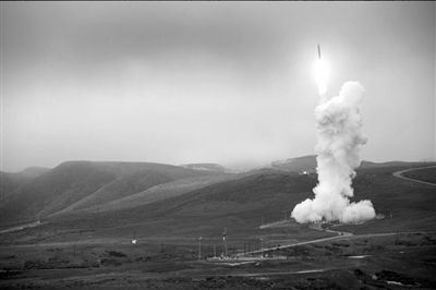 范登堡空軍基地，一枚攔截導彈發(fā)射升空。