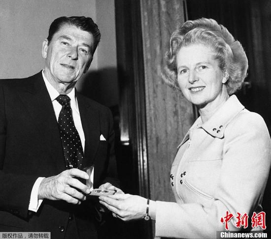 　英國(guó)“鐵娘子”、前首相撒切爾夫人8日去世，享年87歲。撒切爾夫人1979年至1990年任首相，是英國(guó)唯一一位女首相，也是英國(guó)20世紀(jì)連續(xù)執(zhí)政時(shí)間最長(zhǎng)的首相。圖為1975年4月9日，羅納德·里根贈(zèng)送撒切爾夫人（右）一枚銀制紀(jì)念章。