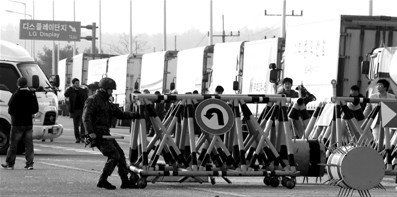 8日，朝鮮禁止韓方人員進入開城工業(yè)園區(qū)。當日朝鮮宣布將從開城工業(yè)園區(qū)撤出全部朝鮮工人，暫時中斷園區(qū)運轉(zhuǎn)。