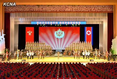 朝鮮人民軍協(xié)奏團9日舉辦名為《用白頭山槍桿子贏取最后勝利》的音樂舞蹈綜合演出，慶祝金正日出任朝鮮國防委員會委員長20周年。