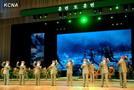 朝鮮人民軍協(xié)奏團9日舉辦音樂舞蹈綜合演出，慶祝金正日出任朝鮮國防委員會委員長20周年。