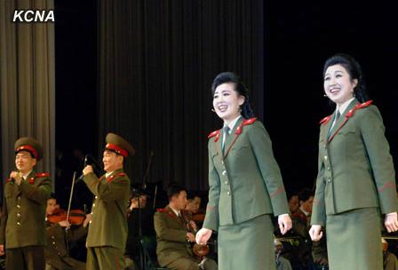 朝鮮人民軍協(xié)奏團(tuán)9日舉辦名為綜合演出，慶祝金正日出任朝鮮國(guó)防委員會(huì)委員長(zhǎng)20周年