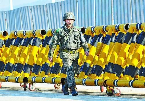 靠近南北軍事分界線的邊境城市坡州距首爾約40公里，韓國(guó)士兵在海關(guān)檢查站附近的統(tǒng)一大橋上設(shè)置了路障并嚴(yán)加檢查。新華社/法新 