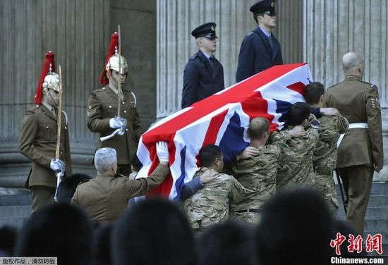 當(dāng)?shù)貢r間4月15日，英國前首相撒切爾夫的葬禮在英國倫敦舉行預(yù)演。據(jù)悉，正式的葬禮將于周三4月17日在倫敦圣保羅大教堂舉行，目前有多名國際政要確認將出席。圖為彩排現(xiàn)場。