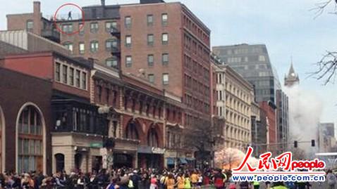 目擊者丹·蘭帕里奧拍攝的照片中，案發(fā)現(xiàn)場建筑屋頂?shù)目梢扇宋锍蔀門witter熱議話題。 圖片來自網(wǎng)絡