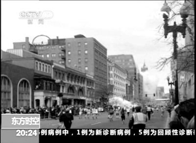 一名馬拉松參賽者15日拍攝的一段視頻中，一個(gè)屋頂神秘人引發(fā)各方猜想。央視截屏