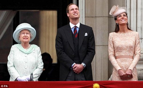 英女王伊麗莎白二世、威廉王子和凱特王妃出席活動(dòng)時(shí)的照片。