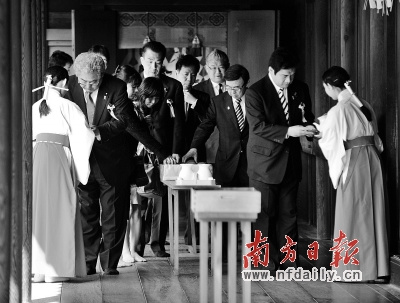 23日，議員參拜完后離開。新華社發(fā)