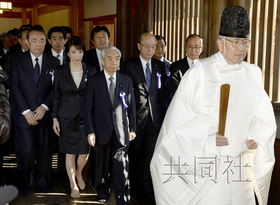 4月23日上午，跨黨派議員團(tuán)體“大家參拜靖國(guó)神社國(guó)會(huì)議員會(huì)”成員參拜了靖國(guó)神社。圖中左三為會(huì)長(zhǎng)尾辻秀久。