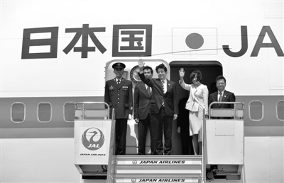 4月28日，日本首相安倍晉三攜夫人一同前往俄羅斯，交流領(lǐng)土和經(jīng)濟合作問題。這是日本首相十年來首次正式訪問俄羅斯。