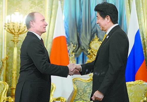 俄羅斯總統(tǒng)普京（左）4月29日在莫斯科與來訪的日本首相安倍晉三會(huì)談。 新華社/法新