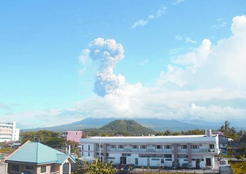 5月7日，菲律賓呂宋島東南部的馬榮火山發(fā)生噴發(fā)。據(jù)報道已造成5人死亡。