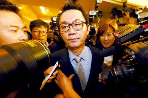 尹昶重11日在“喊冤”記者會上遭媒體圍堵。