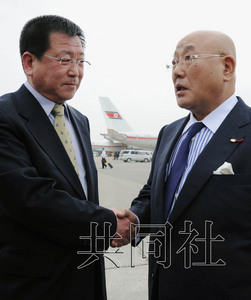 5月14日，日本內(nèi)閣官房參事飯島勛（右）抵達(dá)平壤，在機(jī)場(chǎng)與前來迎接的朝鮮外務(wù)省亞洲局副局長(zhǎng)金哲虎握手。