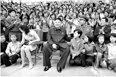 5月19日，朝鮮最高領(lǐng)導(dǎo)人金正恩與夫人李雪主訪問妙香山少年團(tuán)野營所，與孩子們合影。