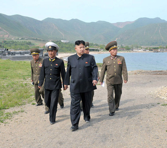 朝鮮《勞動新聞》5月27日公開朝鮮最高領(lǐng)導(dǎo)人金正恩視察朝鮮人民軍海軍第291部隊現(xiàn)場照。