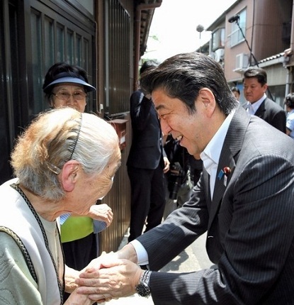 安倍親身體驗全球最細(xì)注射針頭稱試過了不疼