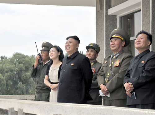 朝鮮最高領(lǐng)導(dǎo)人金正恩攜夫人李雪主18日視察了榮獲吳仲洽7團(tuán)稱號的朝鮮人民軍航空與防空軍第1017部隊(duì)，并指導(dǎo)飛行訓(xùn)練。（《勞動新聞》圖片） 點(diǎn)擊圖片進(jìn)入下一頁！