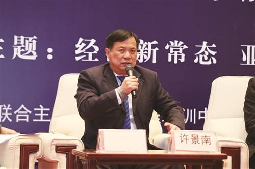 近日，“亞洲財富論壇第五屆年會”在北京國家會議中心舉行。匹克集團董事長許景南受邀出席，圍繞“經濟新常態(tài)、亞洲新機遇”這一主題同亞洲各領域的優(yōu)秀領導者們展開深度探討，并憑借在推動匹克品牌及市場國際化方面的卓越表現，獲得“亞洲國際化影響力人物”殊榮。