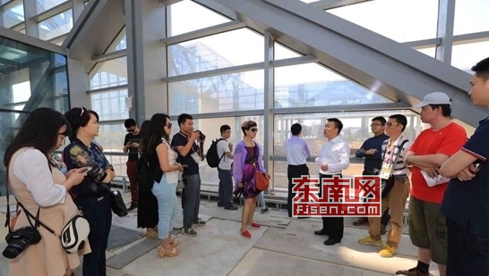 采訪團(tuán)成員在位于西安金融商務(wù)區(qū)的中國銀行建設(shè)工地采訪。