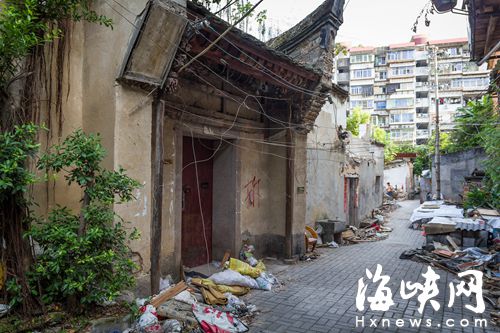 城直街33號(hào)，原本是一棟三進(jìn)古宅（市民陳先生供圖，2012年攝，獎(jiǎng)50元），如今，門臉和一、二進(jìn)已被拆