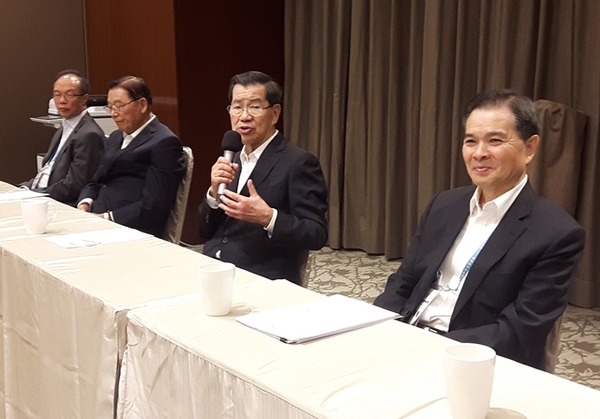 2016兩岸企業(yè)家峰會5日在金門登場，峰會臺灣方面理事長蕭萬長（右2）表示，盼望透過峰會這個平臺，在雙方競合中，尋找新的合作模式，以壯大臺商。圖片來源：臺“中央社”