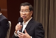 2016兩岸企業(yè)家峰會5日在金門登場，峰會臺灣方面理事長蕭萬長（右2）表示，盼望透過峰會這個平臺，在雙方競合中，尋找新的合作模式，以壯大臺商。圖片來源：臺“中央社”