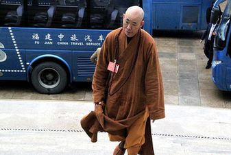 代表步履從容進會場。