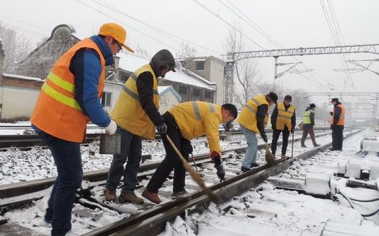 安徽：鐵路人“戰(zhàn)風(fēng)雪” 保障春運安全