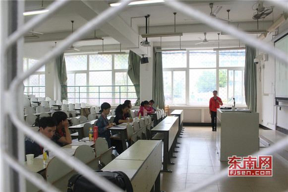 招聘考試評委由專業(yè)教授、博士、家長等7人組成.jpg