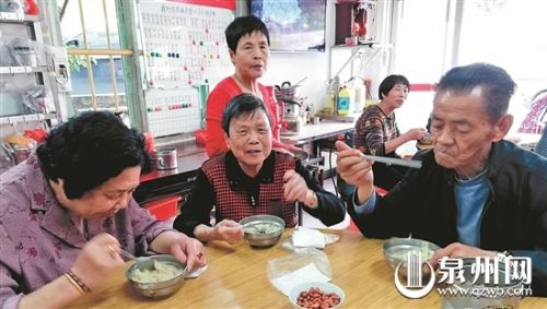 老人歡聚一堂，共享免費午餐。