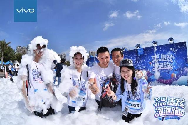 因?yàn)橐粓?chǎng)泡泡的約定，廈門這里全是人人人...